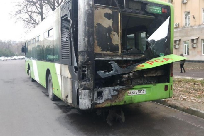 В Юнусабадском районе столицы загорелся пассажирский автобус