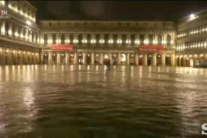 Венецию снова затопило. Уровень воды - выше метра: фото, видео