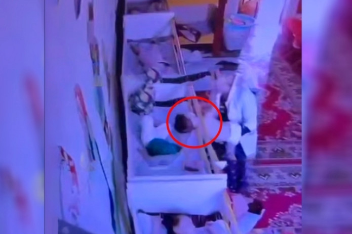 Bog‘chada 2 yoshli bola karavotga osilib qolib, vafot etdi