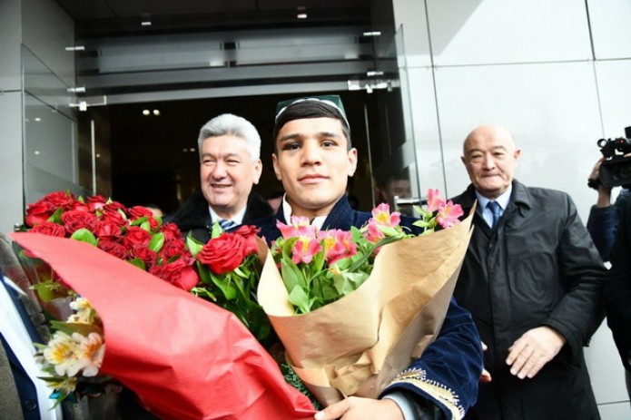 Чемпион Муроджон Ахмадалиев вернулся в Ташкент