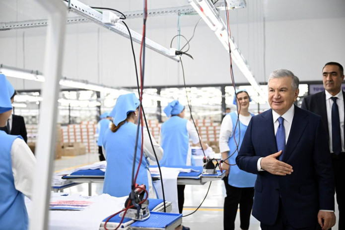 Shavkat Mirziyoyev Xorazmdagi “Urganch klaster”ning yangi korxonalari faoliyati bilan tanishdi