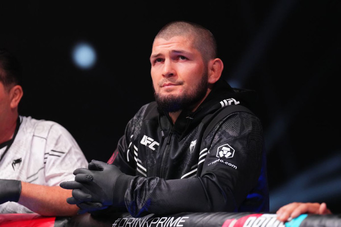 Habib Nurmagomedov styuardessa bilan tortishgani ortidan AQSHda samolyotdan tushirib yuborildi