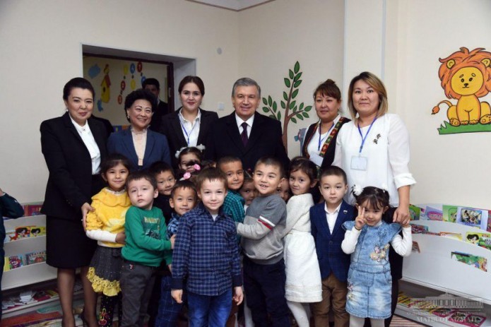 Президент Шавкат Мирзиёев посетил социальные учреждения в Нукусе