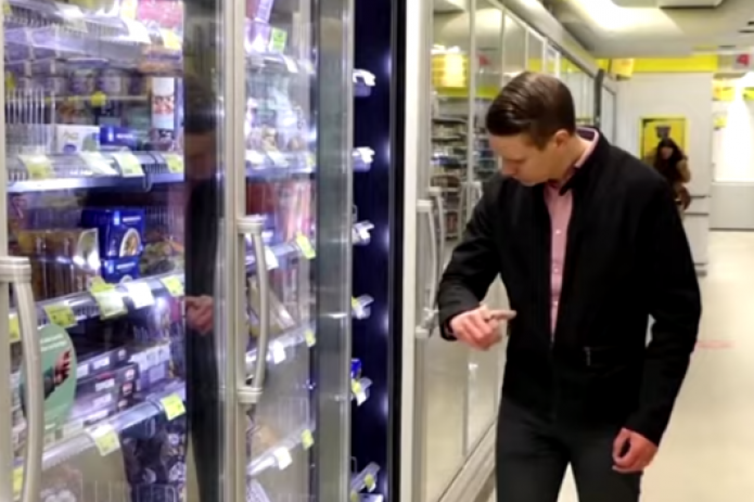 В Финляндии придумали антикоронавирусные дверцы для холодильников в магазинах