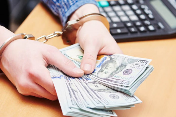 Mushukni yalayotgan va onanizm qilayotgan odamning fotosurati