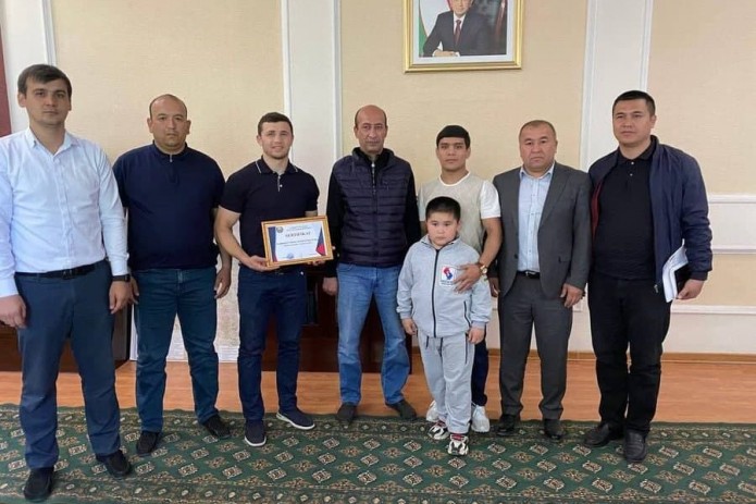 Узбекскому боксеру подарили трехкомнатную квартиру в Алмалыке