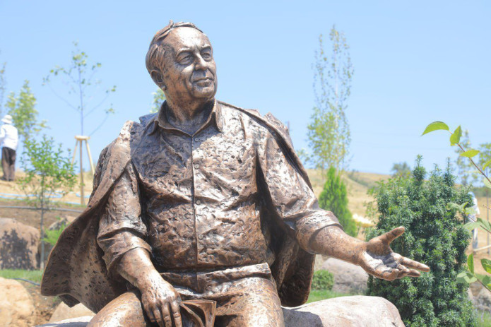 “Green Hills Resort” dam olish maskanida Erkin Vohidov bog‘i va haykali ochildi