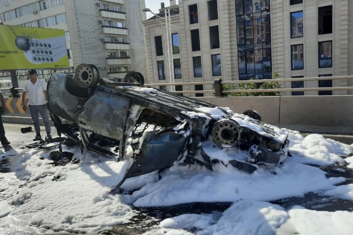 В Яккасарайском районе столицы опрокинулся и загорелся автомобиль