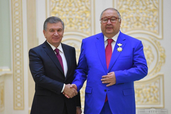 Президент вручил государственные награды Узбекистана
