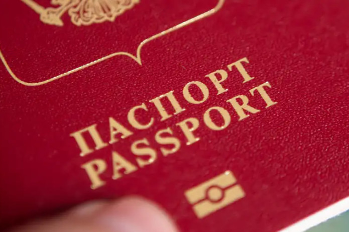 Germaniya rossiyaliklarning Germaniyaga biometrik bo'lmagan pasportlar bilan kirishini taqiqlaydi.