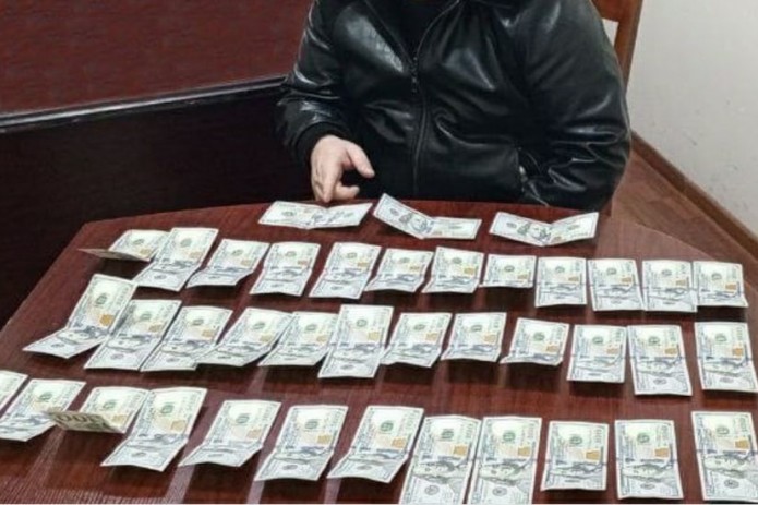Sirdaryoda fuqaroni 4 ming dollar evaziga o‘qishga kiritib qo‘ymoqchi bo'lgan firibgar ushlandi