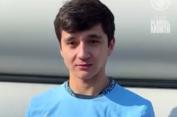 "Manchester Siti" fevral oyining eng yaxshi futbolchisi bo‘lgan Abduqodir Husanovga statuetkani topshirdi