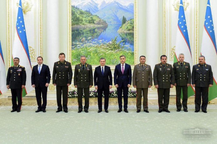 Шавкат Мирзиёев принял руководителей оборонных ведомств стран СНГ
