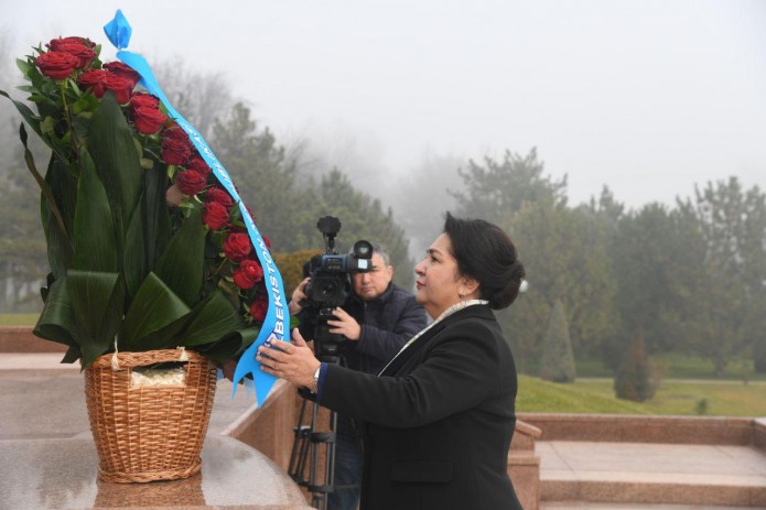 Члены парламента возложили цветы к подножию Монумента независимости и гуманизма