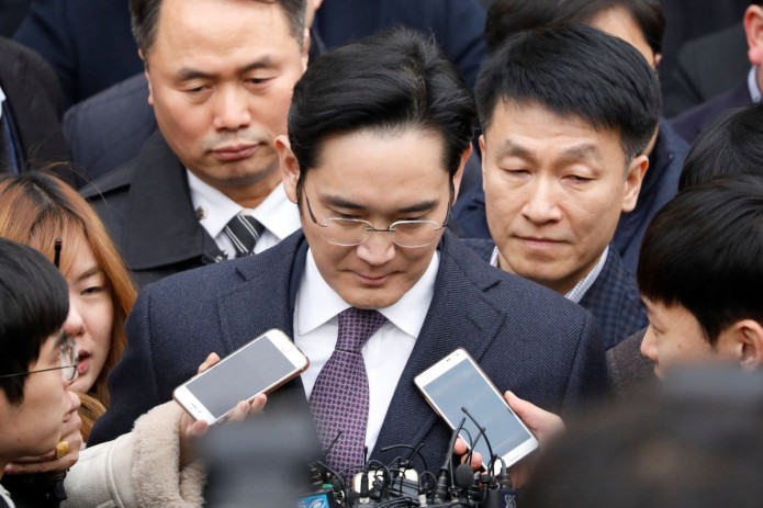 Руководителя Samsung приговорили к 2,5 годам по делу о взятках