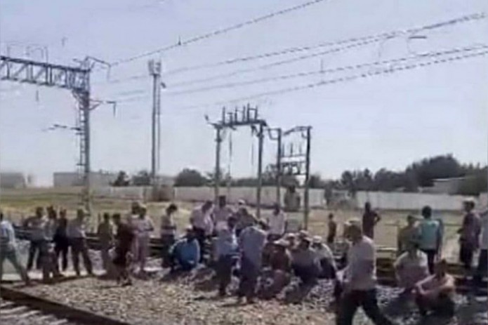 Жители Кашкадарьи устроили протест на железнодорожных рельсах