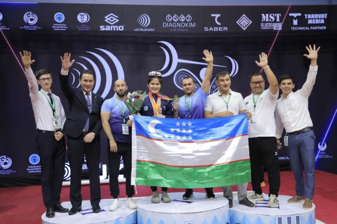 Спортсменка Мадина Файзуллаева завоевала 5 наград на соревнованиях по тяжелой атлетике Ташкент-2022
