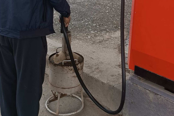 Yonilg‘i tarqatish ustuniga tashqi ta’sir ko‘rsatish orqali neft mahsuloti miqdorini o‘zgartirgan AYOQShga nisbatan chora ko‘rildi