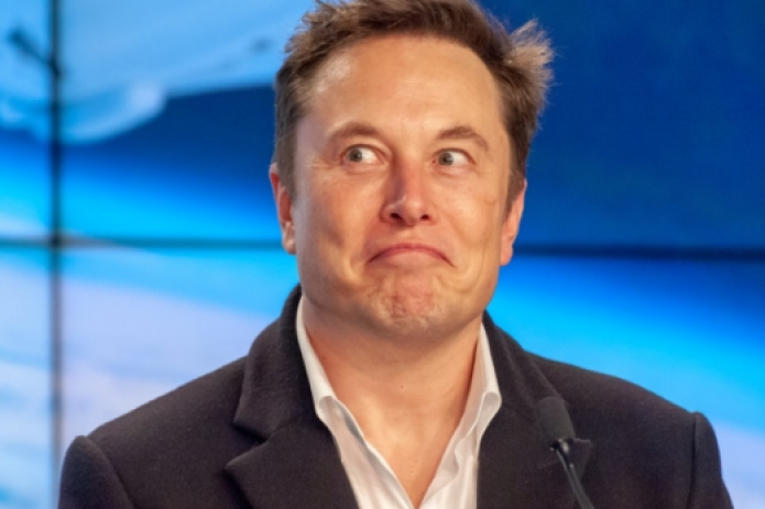 Тонкий намек от Маска: в магазине Tesla появились красные шорты. В чем суть?
