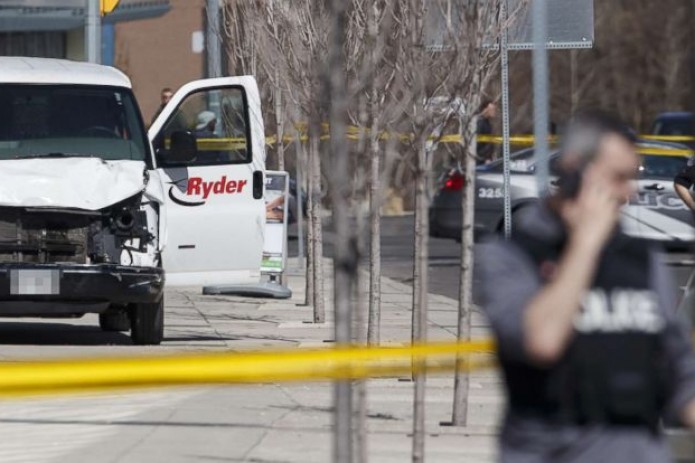 Неизвестный наехал на пешеходов в Торонто, 10 погибших