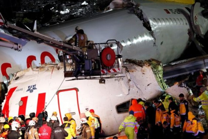 В Стамбуле самолет развалился на части