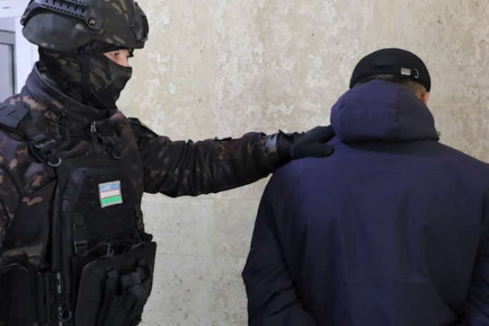 Andijonda 11 yil oldin birovning uyiga qurol bilan kirgan shaxs ushlandi
