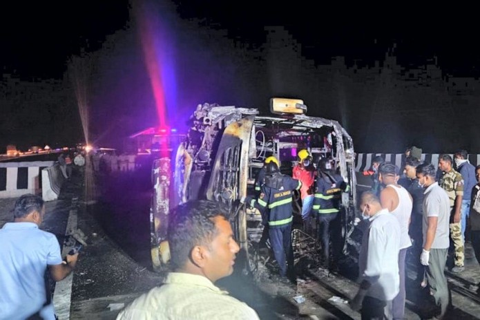 Hindistonda sayyohlar avtobusi yonishi oqibatida 25 kishi halok bo‘ldi