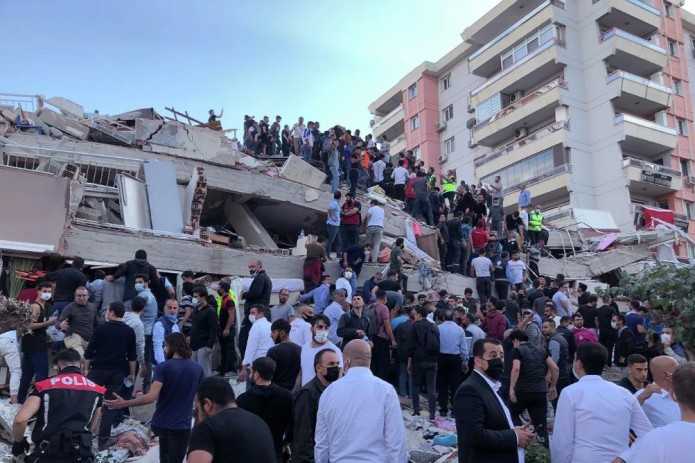 В Турции около 70 человек извлекли из-под завалов после землетрясения