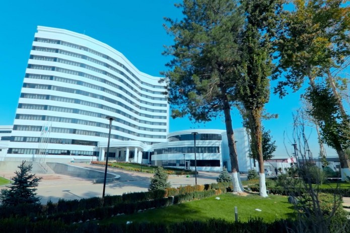 Шавкат Мирзиёев пойтахтимиздаги «Akfa Medline» тиббиёт марказига ташриф буюрди