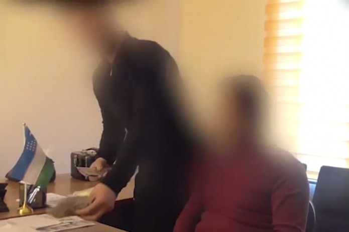 Namanganda Telegram kanaliga turli bo'hton axborotlarni tarqatmaslik evaziga fuqarolardan pul talab qilib kelayotgan bloger ushlandi