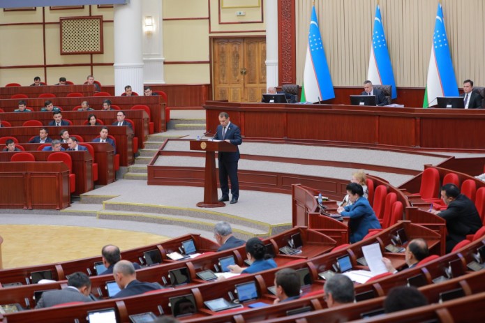 Oliy Majlis Qonunchilik palatasi majlisida qatnashmayotgan uch deputat ...