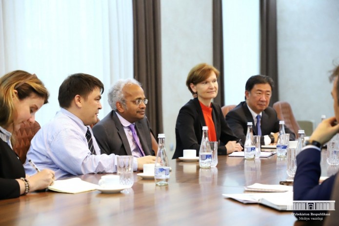Министр финансов провел встречу с представителями Всемирного банка