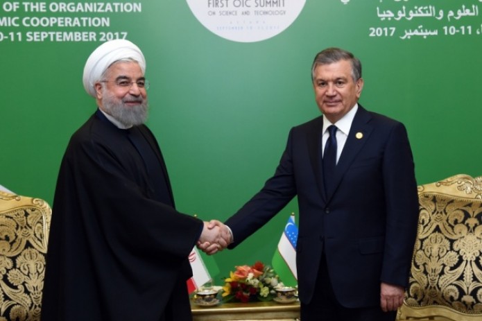 Главы Узбекистана и Ирана провели встречу в Астане