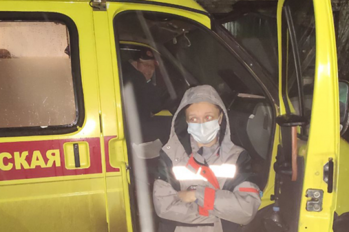 В России врачи скорой помощи привезли больных к Минздраву из-за нехватки мест в больницах