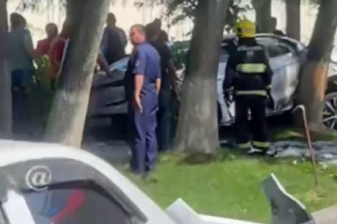 Toshkentda daraxtga urilgan BYD yonib ketdi