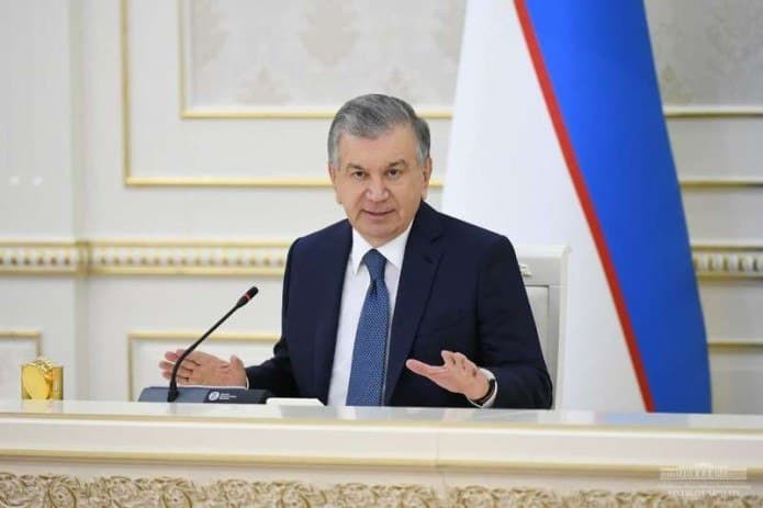 Хокимы Сырдарьинской и Хорезмской областей получили выговор от президента