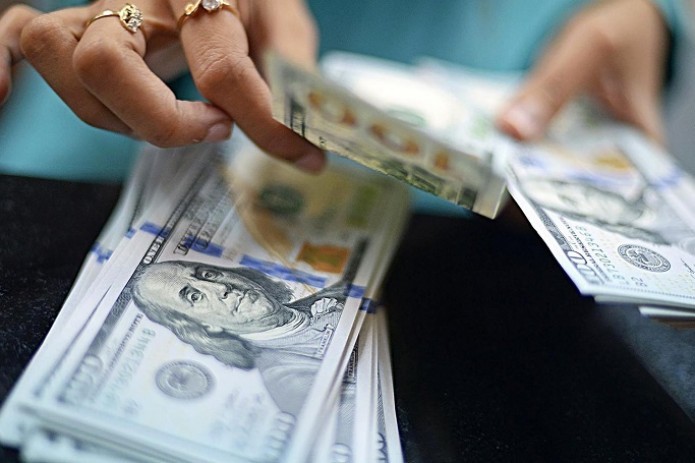 Весной украинцы продали банкам больше валюты, чем приобрели