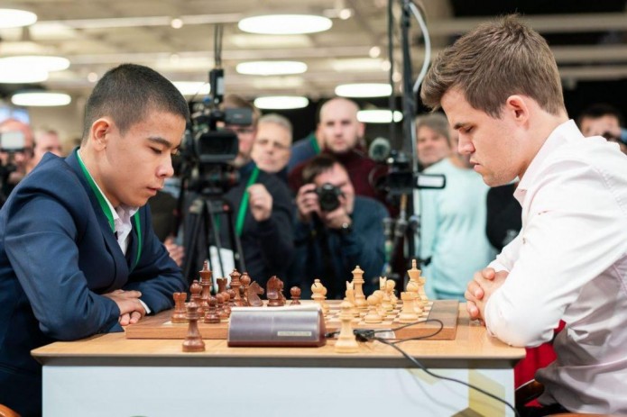 Узбекский шахматист победил действующего чемпиона мира Магнуса Карлсена