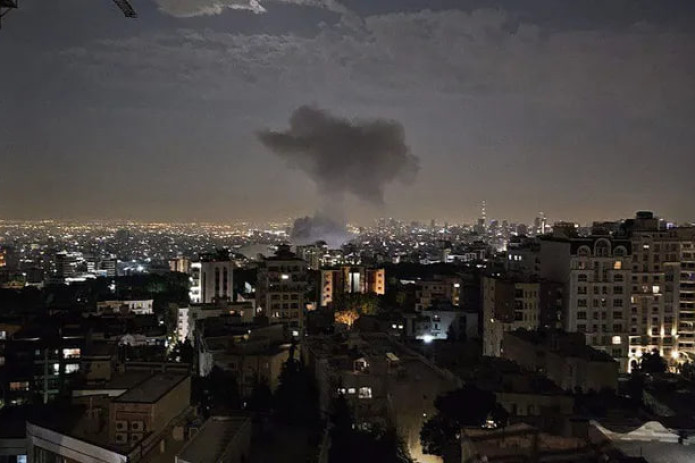 Eronga havo zarbalari «Mossad»ning dushman mudofaasini bostirishga qaratilgan maxfiy operatsiyasi bilan birga amalga oshirilgan