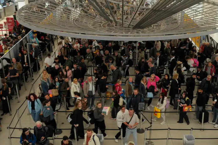 Tramp Suriya va boshqa mamlakatlar fuqarolarining Qo'shma Shtatlarga kirishini taqiqladi