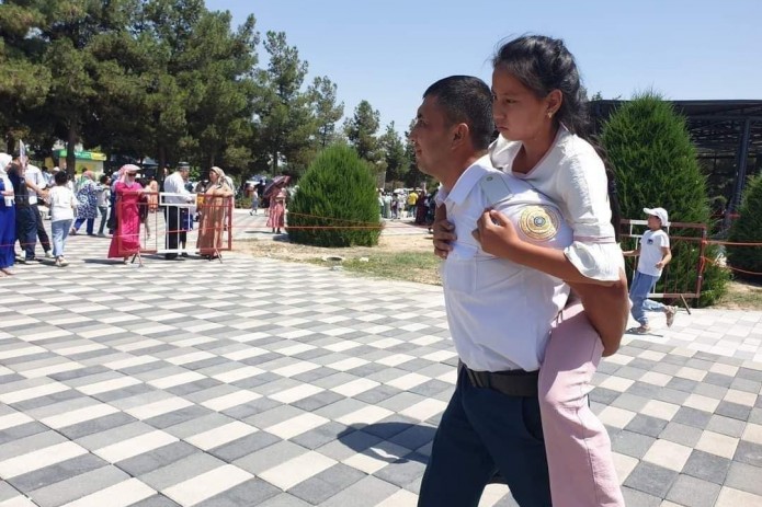 Andijon viloyati hokimi Shuhratbek Abdurahmonov nogiron qizni yelkasida ko‘tarib, imtihonga kiritgan ichki ishlar xodimini taqdirladi