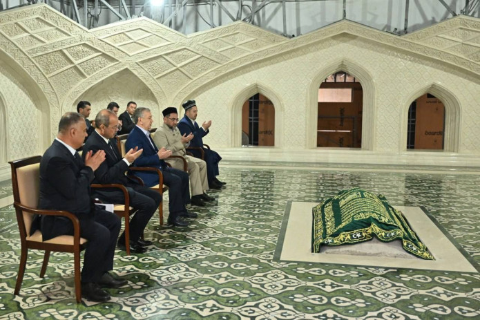 Prezident Imom Buxoriy maqbarasini ziyorat qildi