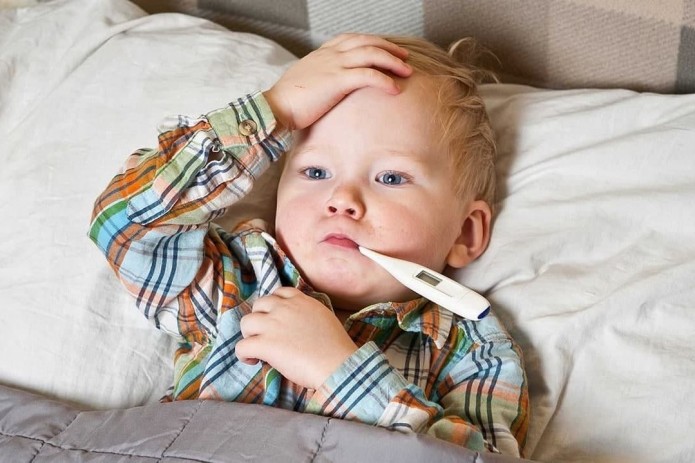 Sovuq kunlarda onalar bilishi kerak bo'lgan muhim ma'lumotlar: Bolalarga isitma tushiruvchi dorilarni qachon berish mumkin?