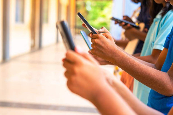 Shvetsiya mamlakat bo’ylab maktablarda mobil telefoniga taqiq qo’ydi