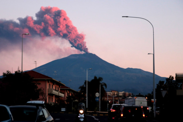 Italiyada Etna va Stromboli vulqonlari harakatga keldi