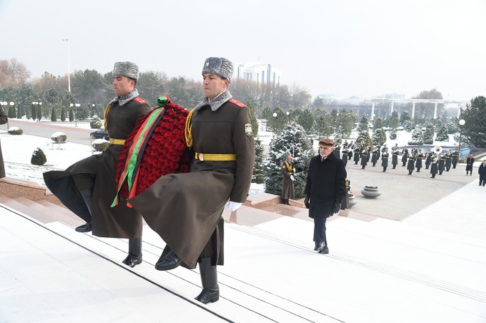 Президент Афганистана возложил цветы к монументу Независимости и гуманизма