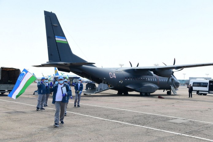 Koronavirusga qarshi kurashda tojikistonlik hamkasblariga ko'maklashgan shifokorlarimiz yurtimizga qaytishdi