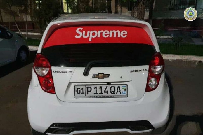 В Ташкенте трое парней закидали радар камнями