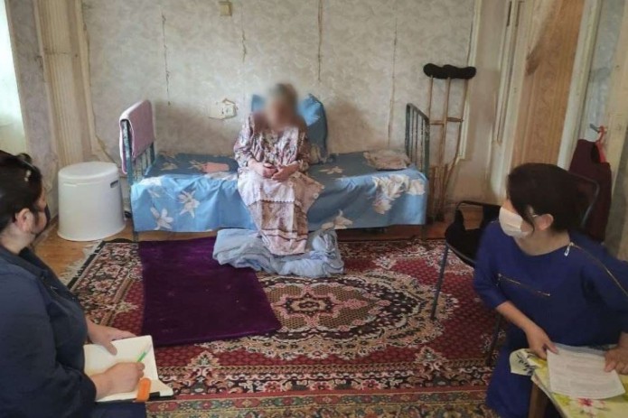 Бабушке, которую жестоко избили дочь и внучка в квартире Ташкента, выдали охранный ордер