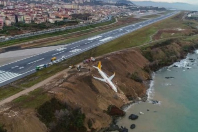 Едва не рухнувший в море турецкий самолет эвакуирован с места происшествия в Трабзоне